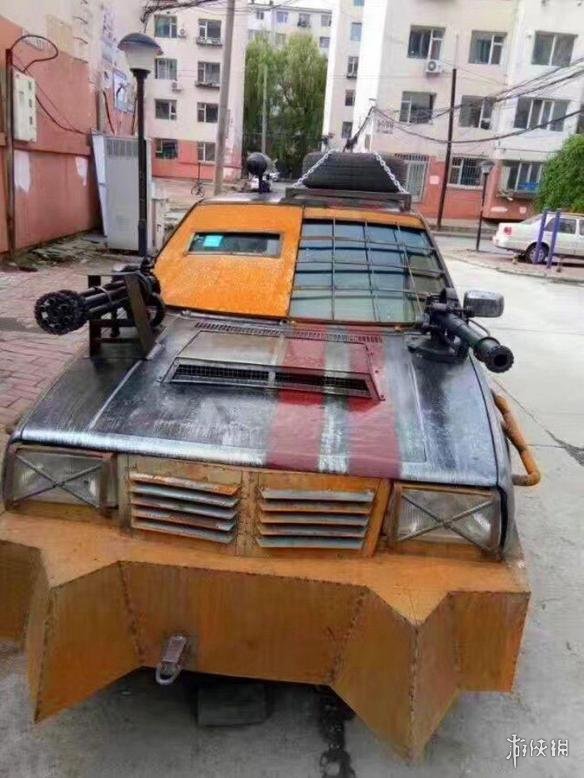 小区惊现末世游戏同款战车 配顶级 机枪 开价百