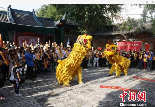 当日,在太原关帝庙,舞狮表演正在进行。 胡健 摄