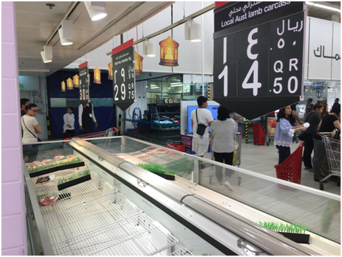 5日，卡塔尔当地超市牛羊肉被一抢而空。尘墨摄