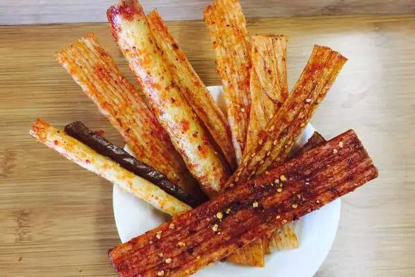 容我吃包辣条压压惊…网红辣条产业野蛮生长,