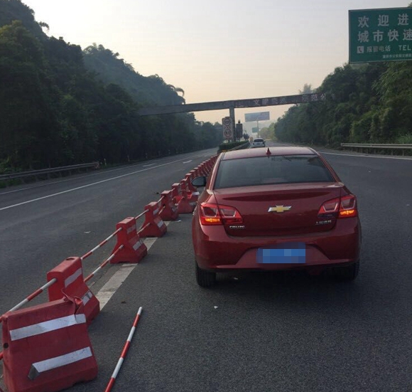 两监考老师高速路发生交通事故 高速执法及时助他们到考场