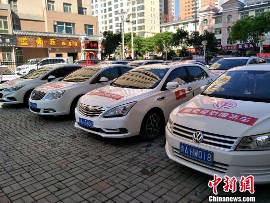 图为青海省高考爱心服务车集结。 张添福 摄
