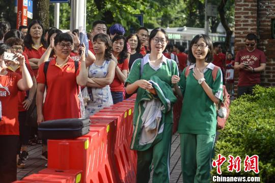 高考首日,广州执信中学考场站满了考生和送考的家长。 陈骥旻 摄