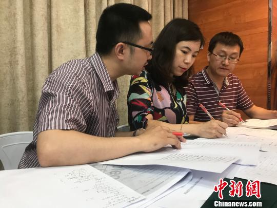 成都造人工智能机器人首战高考数学 2套试卷最