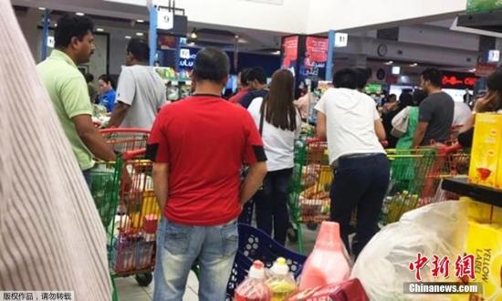多国宣布与卡塔尔断交后，卡塔尔民众聚集超市抢购物资。