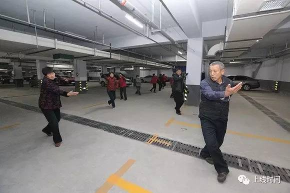 2016年，山东滨州一支老年广场舞队因寒流躲入地下车库。图片来源：视觉中国