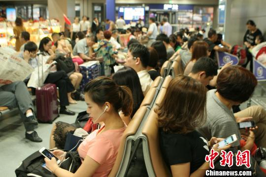 机场旅客滞留现象。 吕俊明 摄