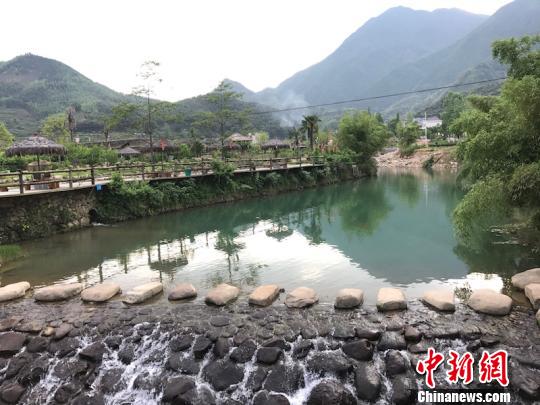 坑口村 奚金燕 摄