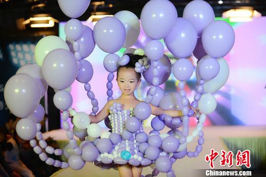 图为胡李美涵参加中国首席少儿模特大赛获宝宝组季军。受访者供图