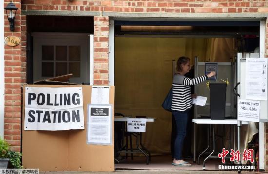 当地时间6月8日，英国大选投票正式启动。图为英国民众在克罗伊登（Croydon）的一处投票站投票。