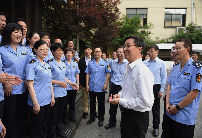 韩正实地调研并听取新成立的市市场监管工作党委汇报,强调这项改革试点必须坚定不移|韩正|改革试点|监管工作_新浪新闻