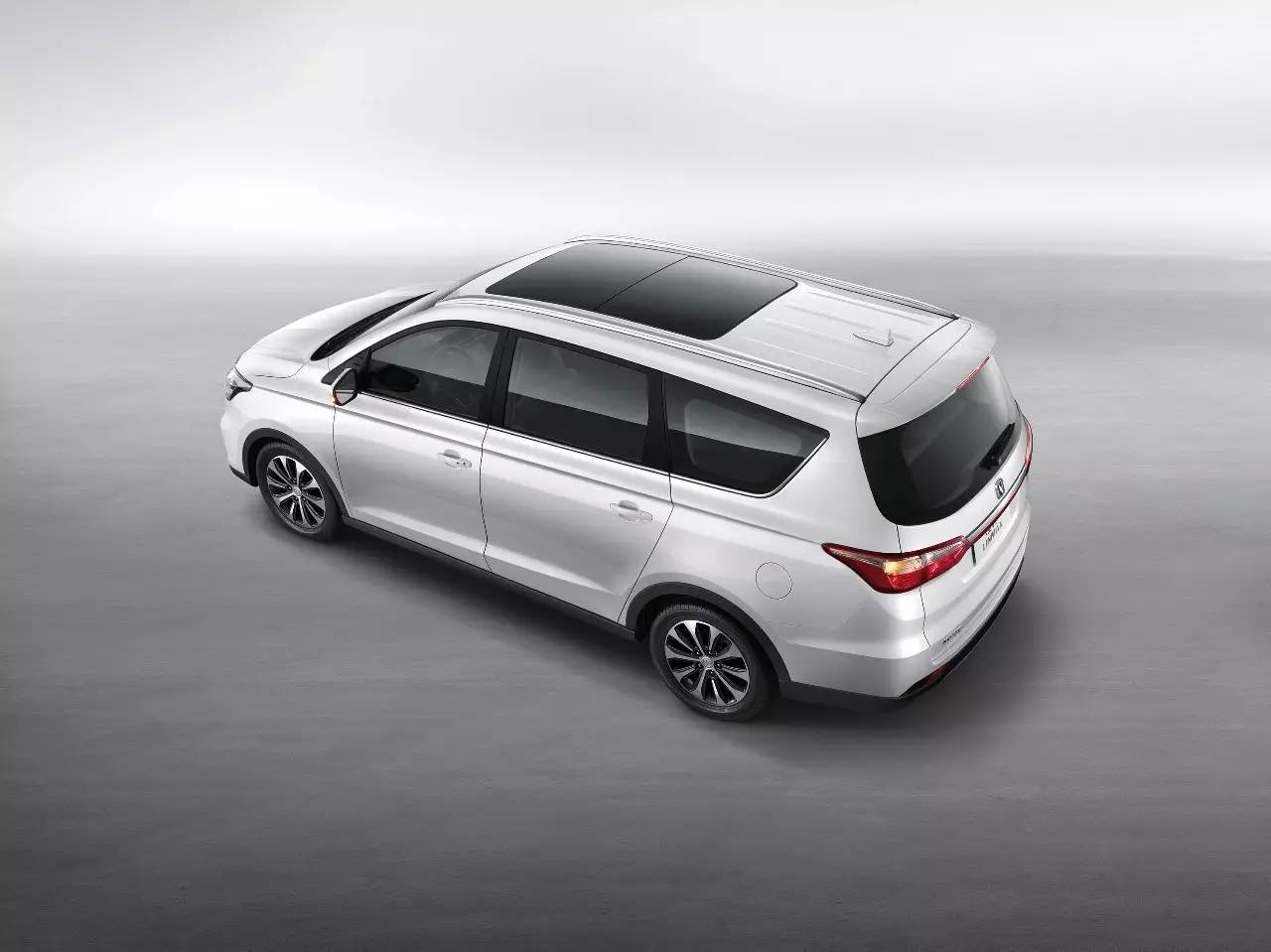 无敌空间带7座,家用很极品!这款车顶配才8.09万!