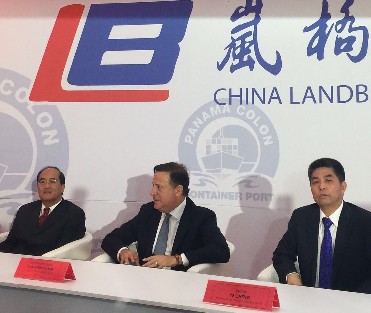 自左至右：中国巴拿马贸易发展办事处代表王卫华、巴拿马总统巴雷拉和岚桥集团董事长叶成。　