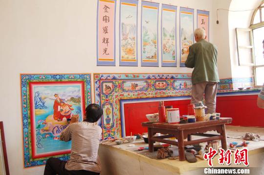 煤省山西的资源型大县长治襄垣正极力拓展文化产业,令非遗传承人有饭吃。图为襄垣炕围画。 张羽 摄