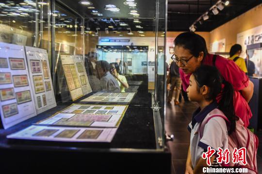 广州展示千张“票证”,吸引众多民众前去参观 陈骥旻 摄