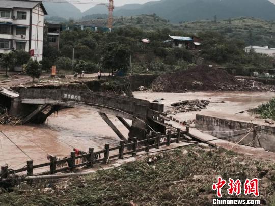 图为洪水将一座桥梁冲毁。　钟欣　摄
