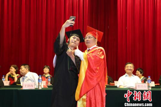 “院长,来,点个赞,自拍一个!”学生和院长自拍留念。 钟欣 摄