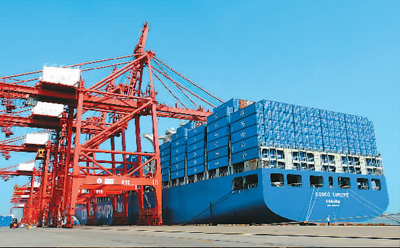 图为一艘集装箱轮船靠泊江苏连云港港口码头。