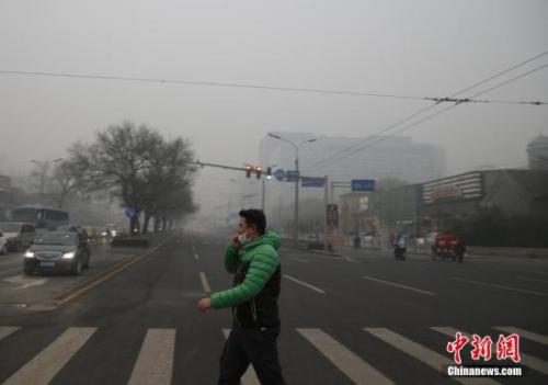 材料图:一名戴着口罩的行人口走在北京陌头。<a target='_blank' href='http://www.chinanews.com/'>中新社</a>记者 张浩 摄 材料图:一名戴着口罩的行人口走在北京陌头。中新社记者 张浩 摄