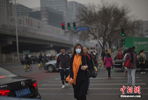 资料图：北京遭遇雾霾天。中新社记者 刘关关 摄