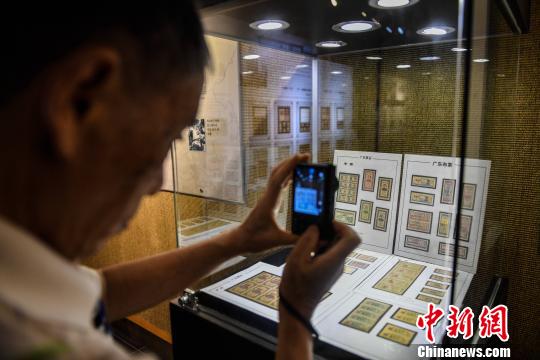 有广州市民看到眼前的“票证”,感到非常亲切 陈骥旻 摄