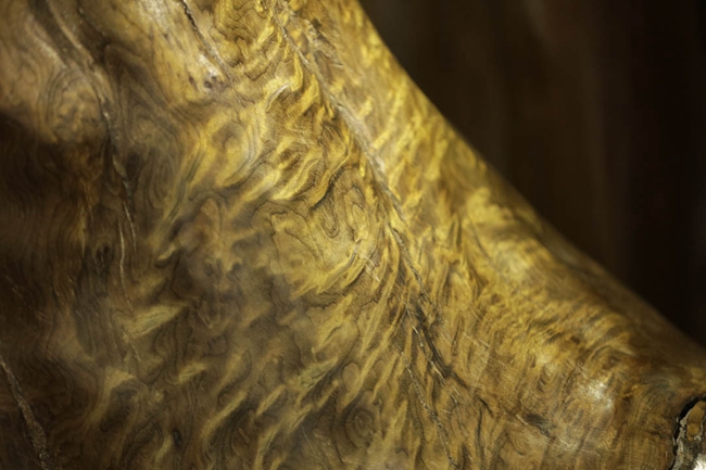 金丝楠木在明清两代基本为皇家所垄断，带着华丽的金色纹路
