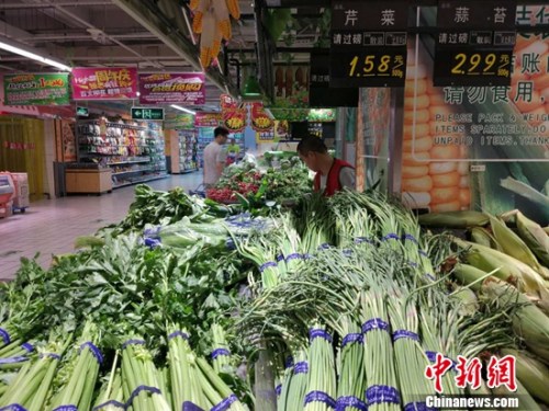 市民在超市买菜。<a target=\'_blank\' href=\'http://www.chinanews.com/\' >中新网</a>记者 李金磊 摄