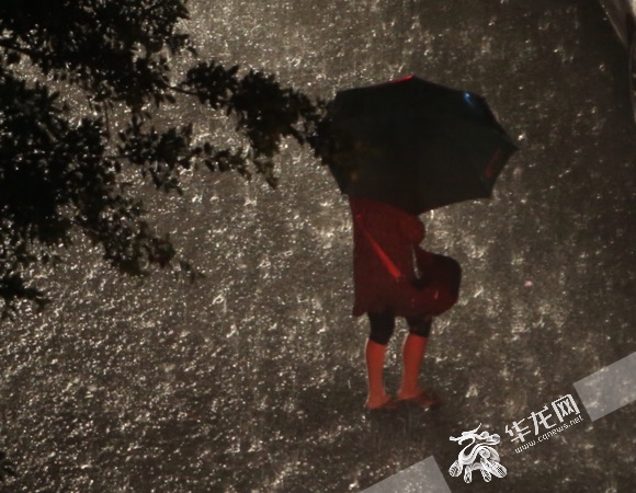 闷热了一天 这雨终于下了!未来两小时内多地有暴雨雷电