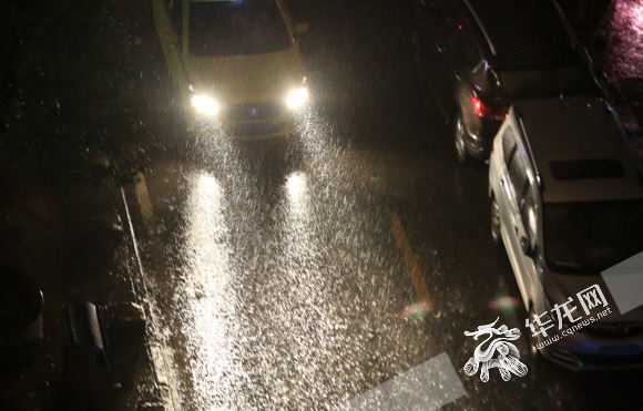 闷热了一天 这雨终于下了!未来两小时内多地有暴雨雷电
