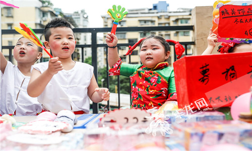 萌娃们爱心义卖 给留守儿童捐善款|义卖|罗嘉|渝