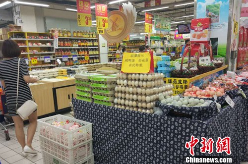 市民在超市选购鸡蛋。<a target=\'_blank\' href=\'http://www.chinanews.com/\' >中新网</a>记者 李金磊 摄
