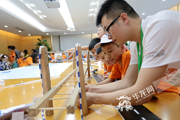 学新闻采访 搭桥梁模型 小小记者看交通活动