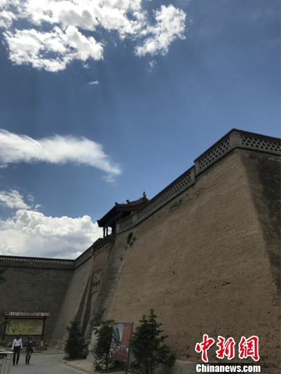 图为蔚县暖泉古镇西古堡城门 张帆 摄