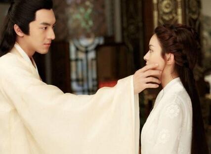 捏脸杀?赵丽颖的小圆脸在片场被林更新玩坏了