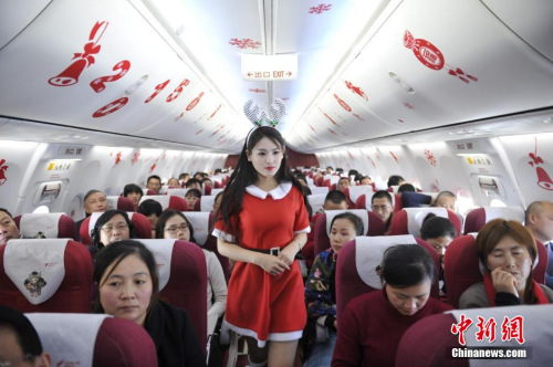 图为空姐身着圣诞节服装。中新社发 刘冉阳 摄