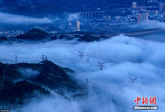 资料图 航拍雨后的三峡工程 雄伟大坝云雾中隐身 文振效 摄 图片来源：视觉中国