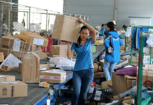 资料图片：一家快递公司工作人员在搬运包裹。新华社记者 周华 摄