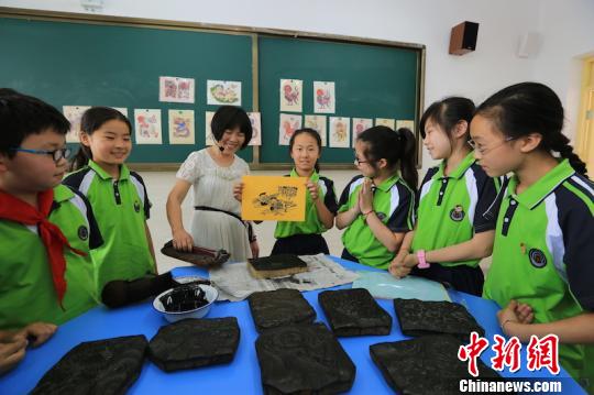 安吉县灵峰街道的实验小学的学生们正在上“非遗课堂” 安吉 提供 摄