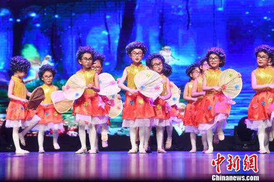 图为小朋友扮演老太太进行表演。 陈超 摄