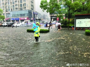 暴雨中的坚守让人感动 图片来自 “南京交警四大队”微博