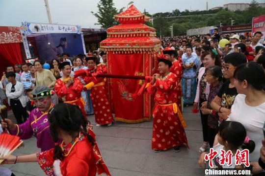 图为“迎亲”的花轿。 郑兵 摄