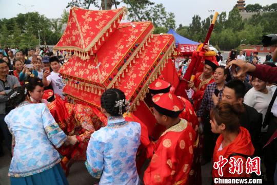 图为“新娘”下轿。 郑兵 摄