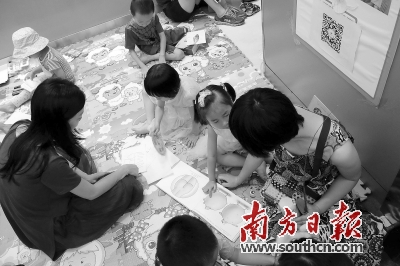 参加活动的家长向孩子讲解性教育绘本故事。南方日报记者 符超军 摄