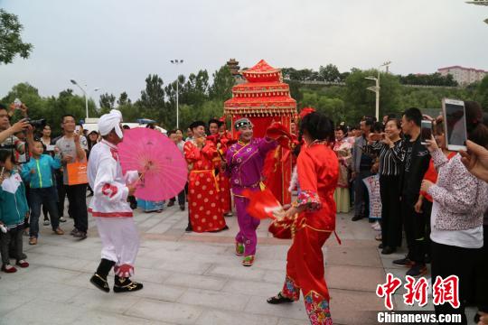 图为市民拍照观赏。 郑兵 摄