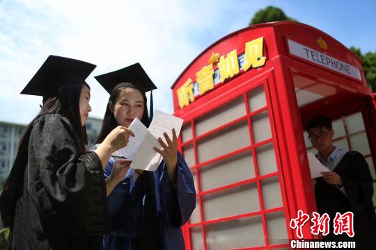 即将毕业的大学生走进校园朗读亭。 泱波 摄