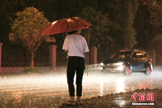 6月10日晚,贵州省雷山县遭受暴雨袭击。据贵州气象局预测,6月10日夜间发布暴雨黄色预警信号,在11日1时升级为红色预警。提醒民众注意防范。图为雷山县民众雨中出行。 <a target=\'_blank\' href=\'http://www.chinanews.com/\'>中新社</a>记者 贺俊怡 摄