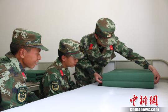 图为武警西藏总队后勤仓库青年官兵在“三帮一带”活动中互帮技能提高。　余文彬　摄
