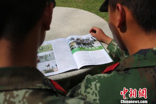 图为武警西藏总队后勤仓库青年官兵互相督促学习、共同进步。　余文彬 摄
