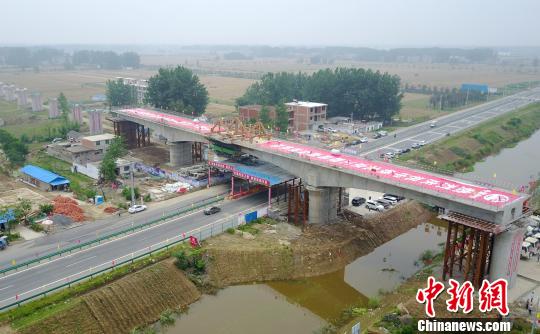 商合杭高铁阜阳特大桥跨国道连续梁顺利合龙|