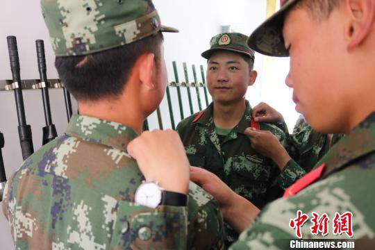 图为武警西藏总队后勤仓库青年官兵在“三帮一带”活动中结下深厚战友情谊。　余文彬 摄